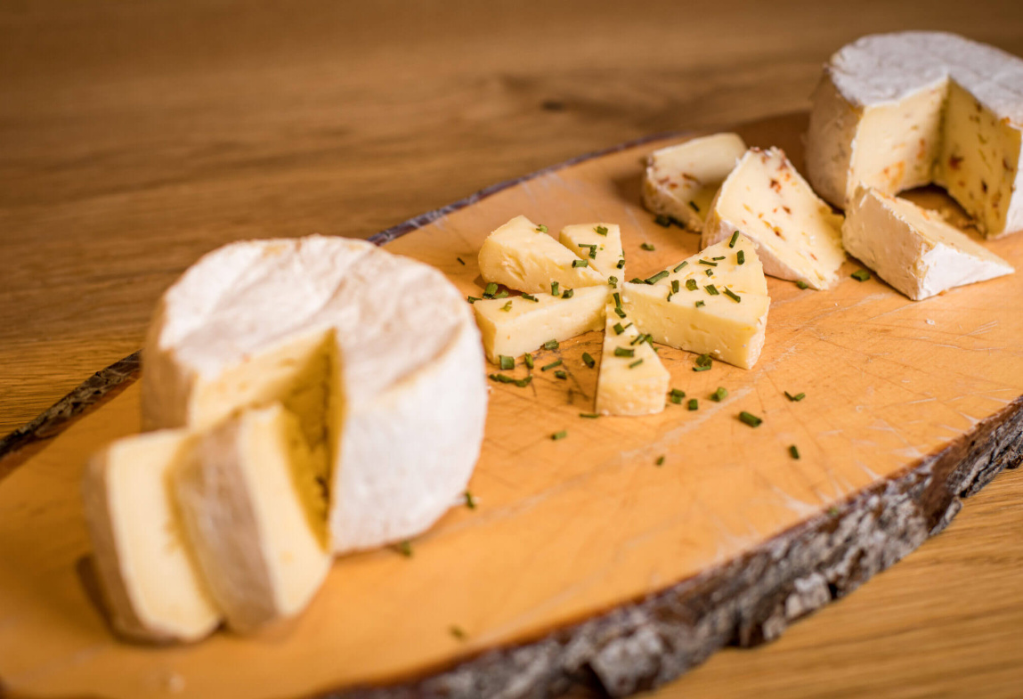 Käsevariationen auf Holzbrett, frische Spezialitäten vom Bio-Bauernhof in Kleinarl.