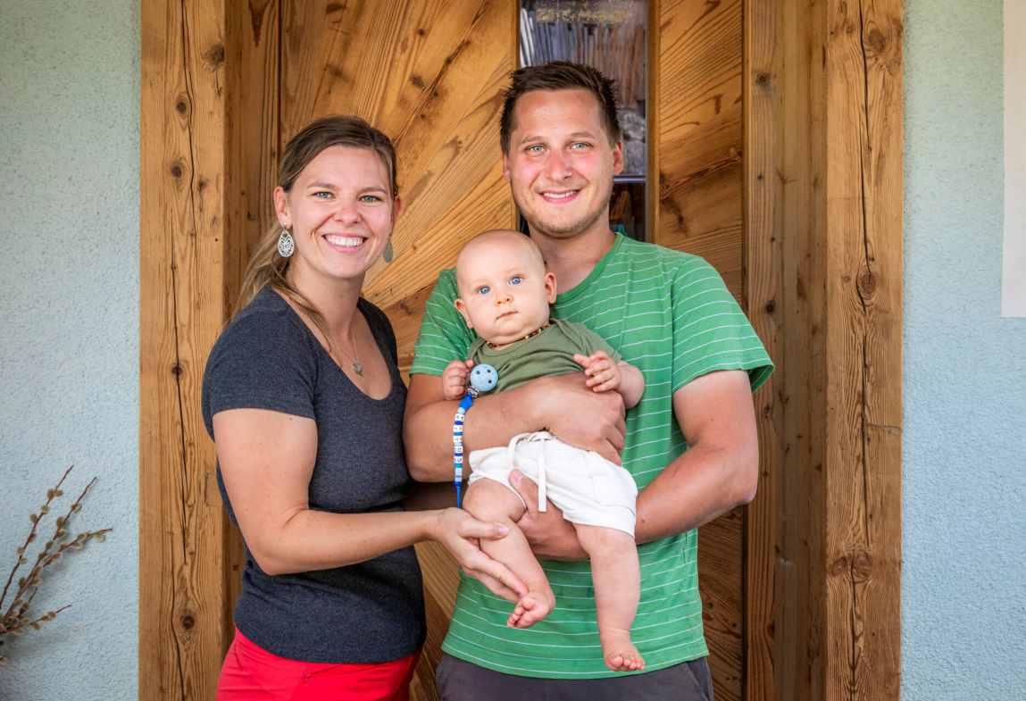 Familie steht vor der Eingangstür des Bio-Bauernhofs Hirschleiten in Kleinarl.